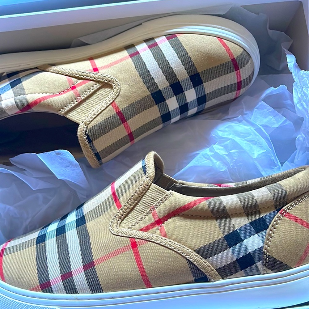 BURBERRY KIDS SLIDE IN. Original Box included.